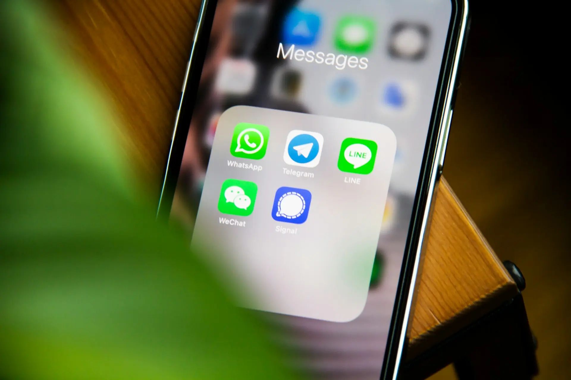 Foto de um celular exibindo o WhatsApp e o Telegram