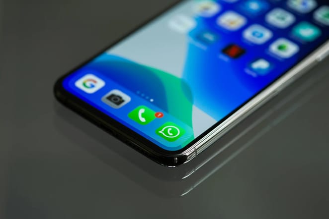 imagem de um celular iphone com aplicativo do whatsapp