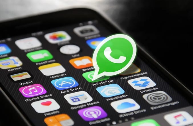 Imagem de uma tela de celular com vários aplicativos, mas destacando o WhatsApp