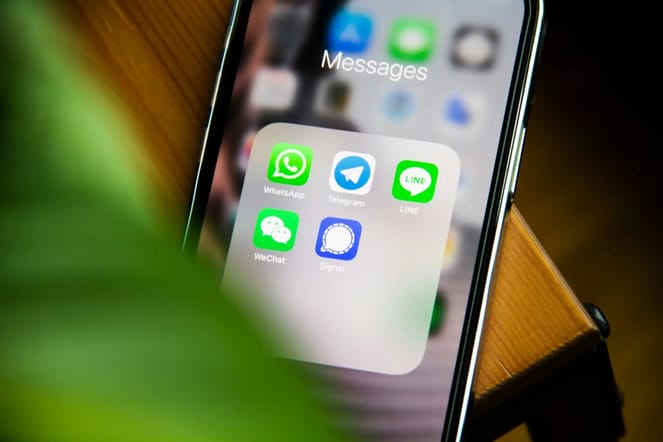Foto de um celular exibindo o WhatsApp e o Telegram
