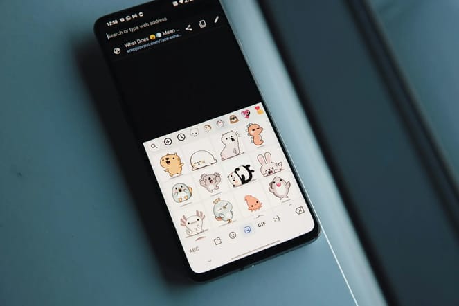 Imagem de um celular exibindo uma aba de figurinhas com desenhos de animais fofos.