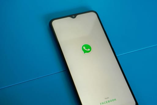 imagem de um celular com whatsapp