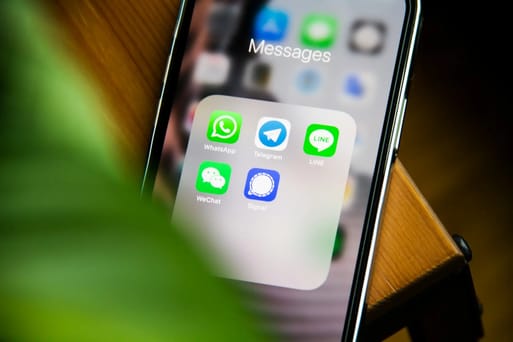 Foto de um celular exibindo o WhatsApp e o Telegram
