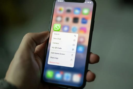 Foto de uma pessoa abrindo o WhatsApp