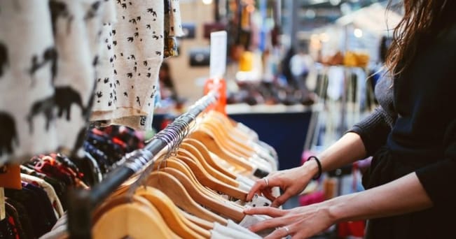 Mulher comprando loja de roupas